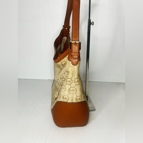 💕Authentic💕 Michael Kors Millbrook Large Shoulder Bag - Picture 3 of 9